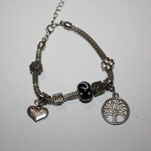 Beautiful silver Sister bead charm bracelet 8-10"